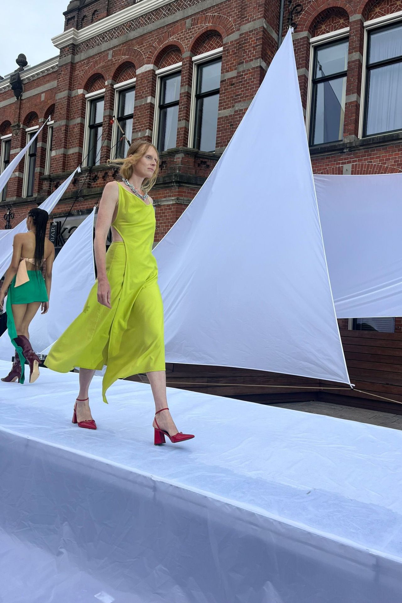 Amsterdam-Fashion-Week-report-POM-X-Martan-jurk-oker